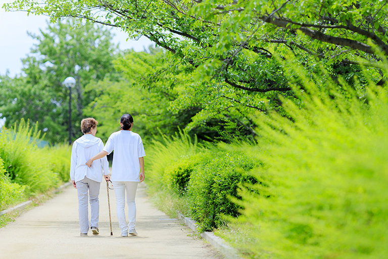 親の介護にかかる費用負担がいくらかかるのかを知っておこう